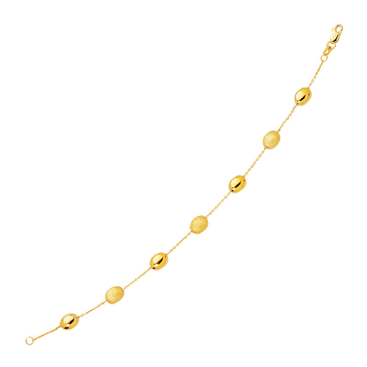 Pulsera de oro amarillo de 14 k con estaciones de guijarros texturizadas y pulidas (6,35 mm)