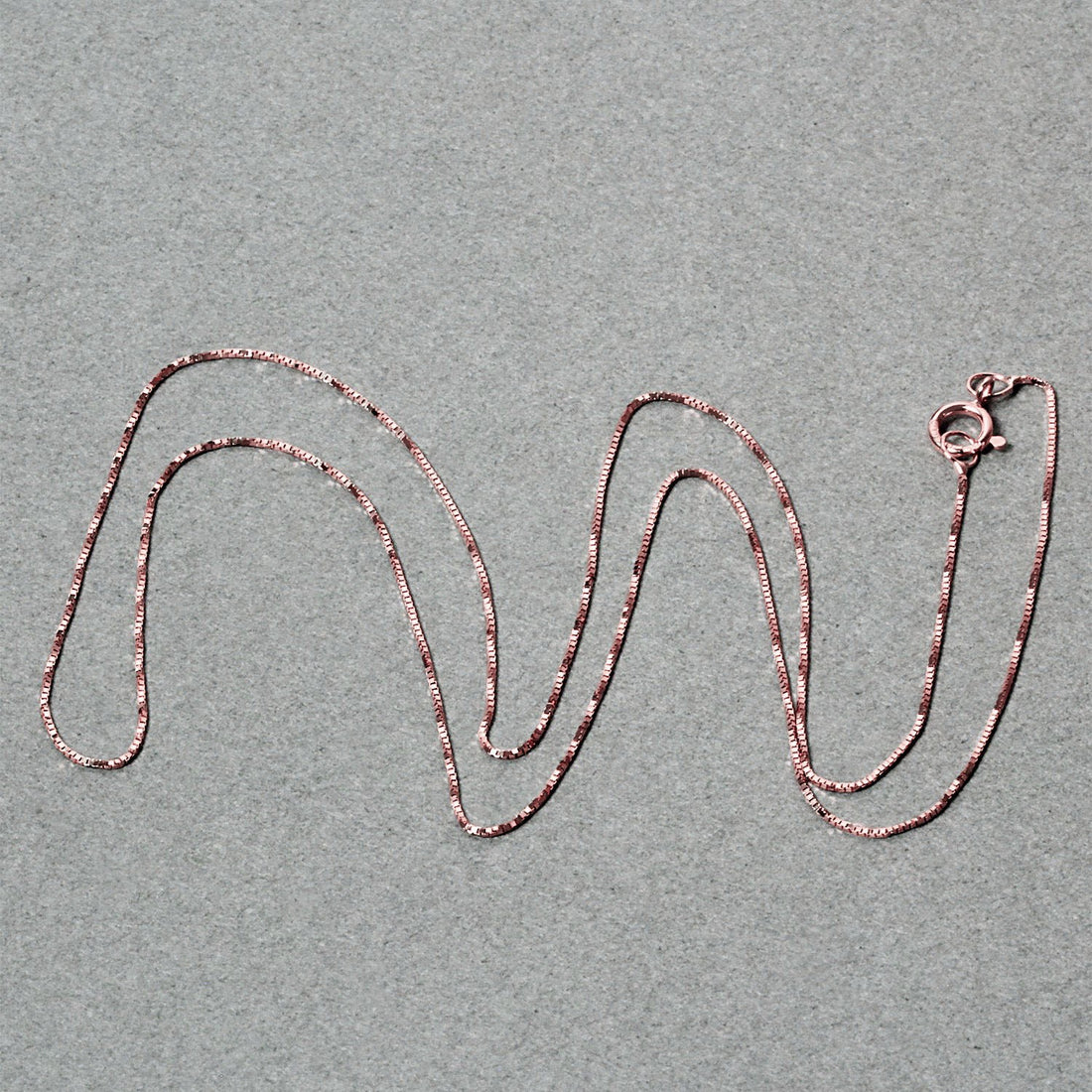 Cadena clásica de oro rosa de 14 k (0,45 mm)