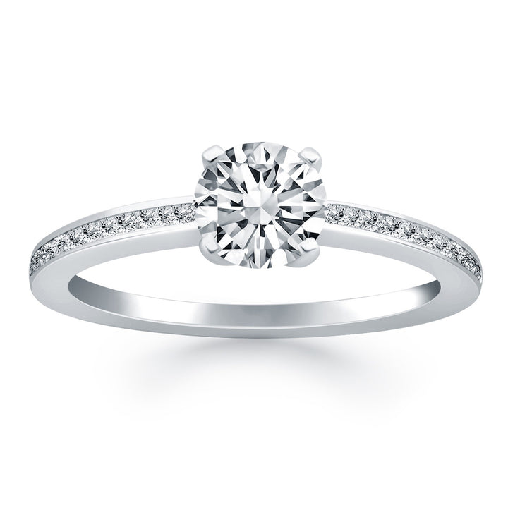 Anillo de compromiso clásico de oro blanco de 14 k con banda de diamantes pavé