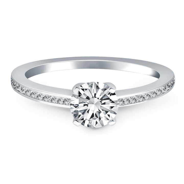 Anillo de compromiso clásico de oro blanco de 14 k con banda de diamantes pavé