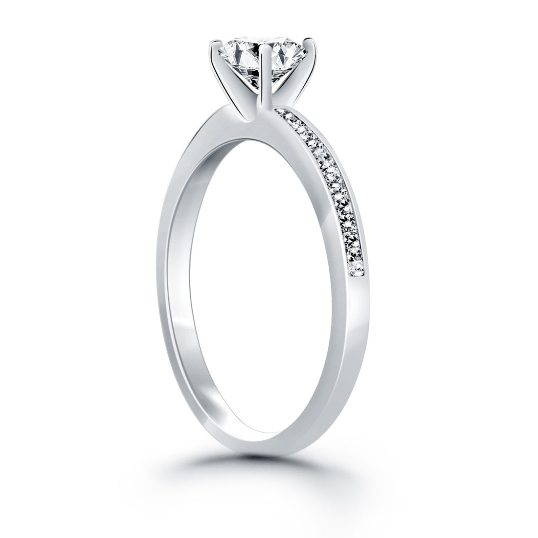 Anillo de compromiso de oro blanco de 14 k con banda de diamantes engastados en canal