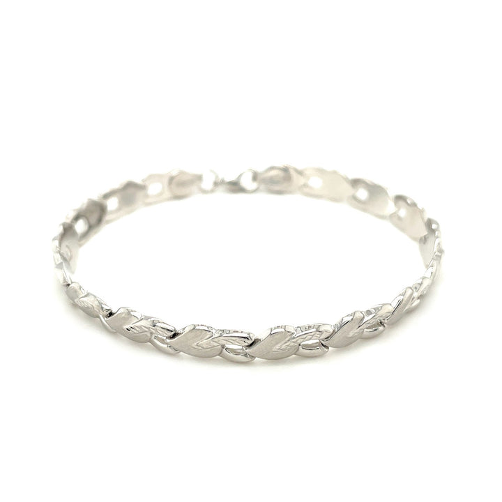 Pulsera texturizada en forma de corazón de oro blanco de 14 k (6,35 mm)