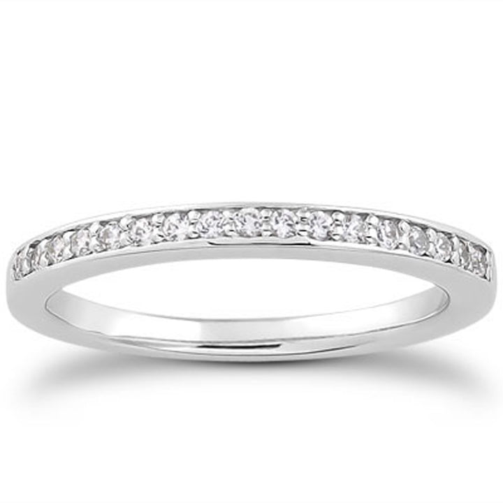Anillo de bodas de oro blanco de 14 k con micropavé de diamantes de lados planos