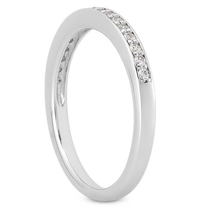 Anillo de bodas de oro blanco de 14 k con micropavé de diamantes de lados planos