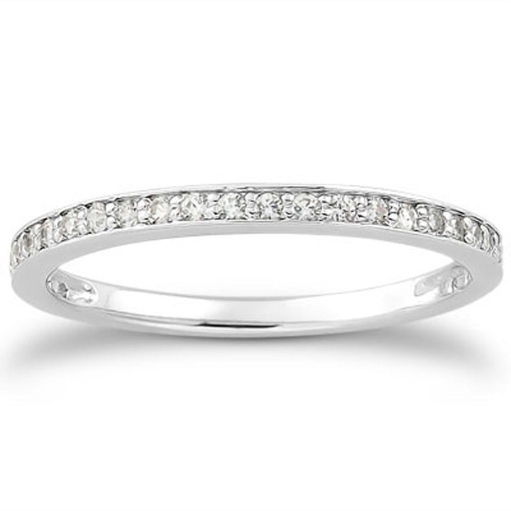 Anillo de bodas de oro blanco de 14 k con micropavé de diamantes engastado en 3/4 de circunferencia