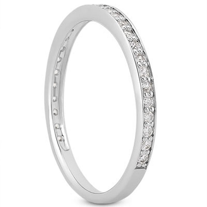 Anillo de bodas de oro blanco de 14 k con micropavé de diamantes engastado en 3/4 de circunferencia