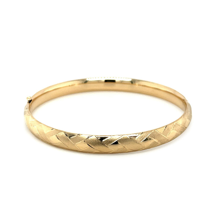Brazalete abovedado de oro amarillo de 14 k con motivo de tejido (6,00 mm)