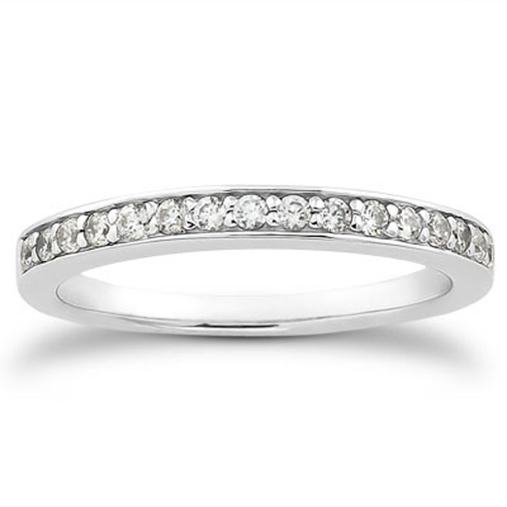 Anillo de bodas de oro blanco de 14 k con pavé de diamantes engastados de 1/2 pulgada de circunferencia