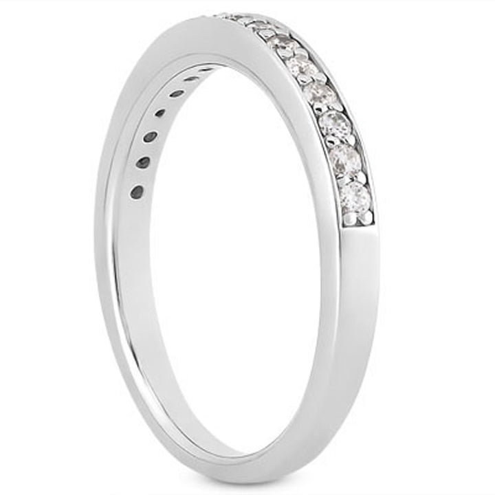 Anillo de bodas de oro blanco de 14 k con pavé de diamantes engastados de 1/2 pulgada de circunferencia