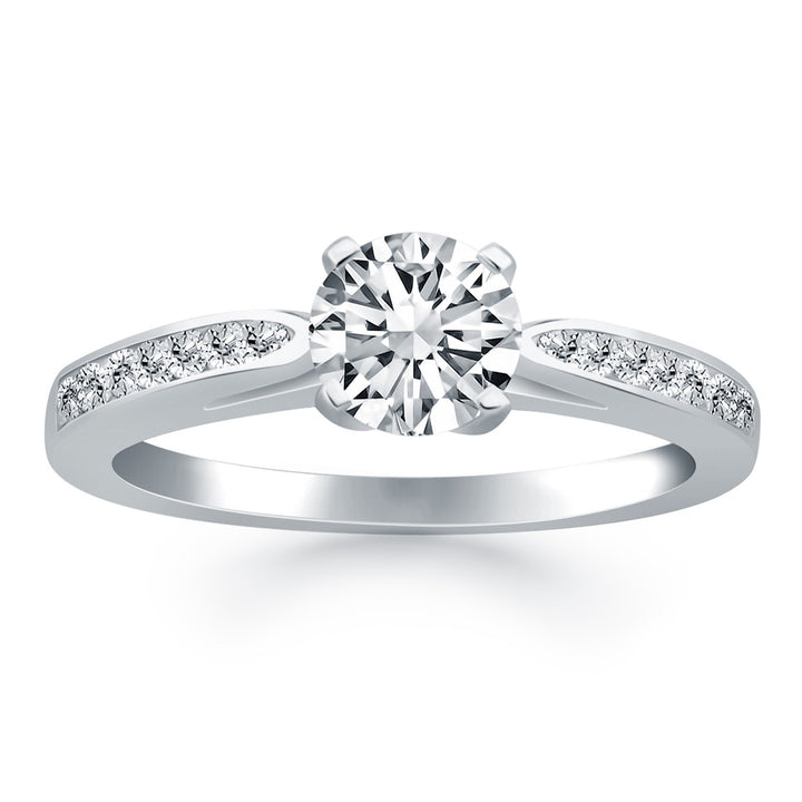 Anillo de compromiso estilo catedral de oro blanco de 14 k con diamantes pavé