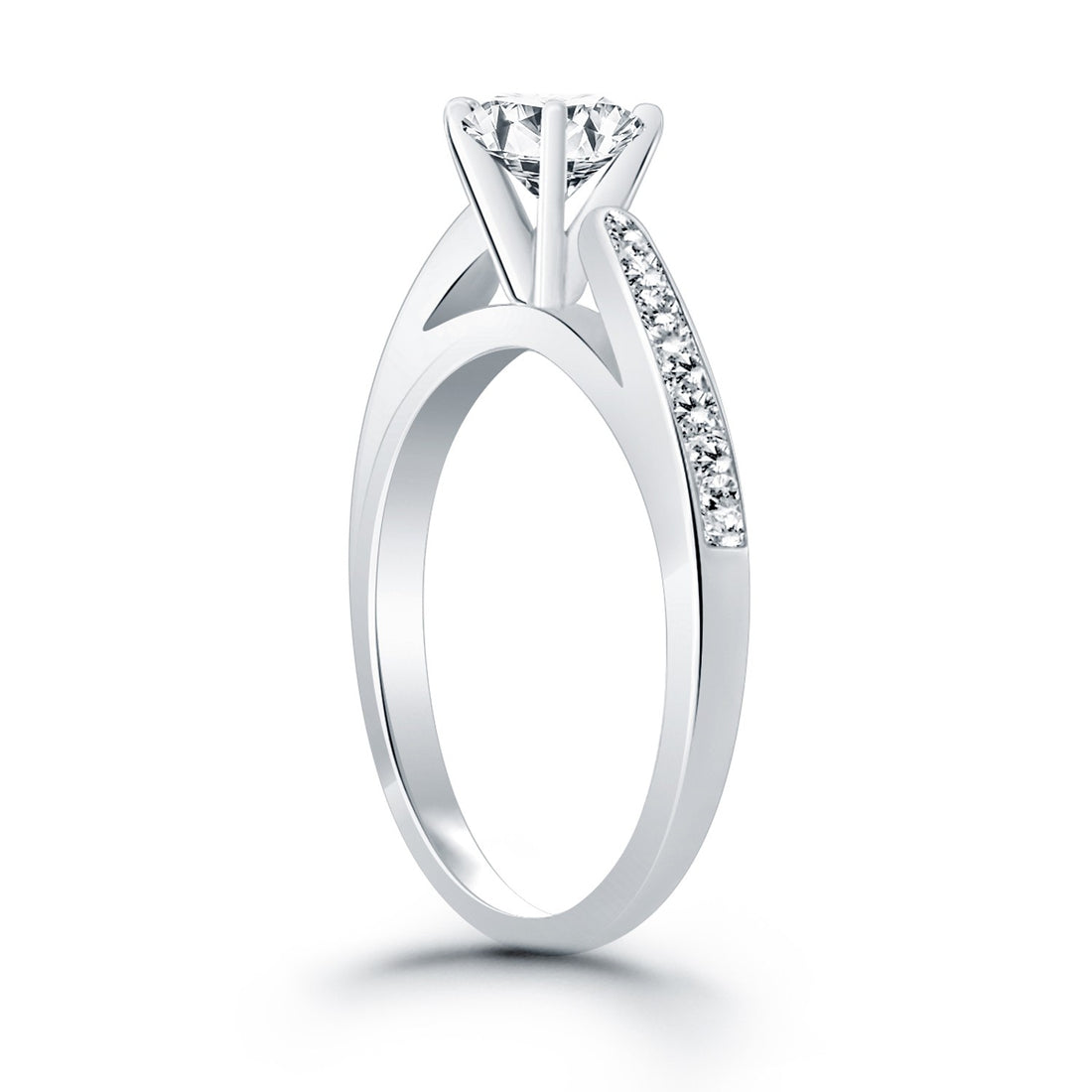 Anillo de compromiso estilo catedral de oro blanco de 14 k con diamantes pavé
