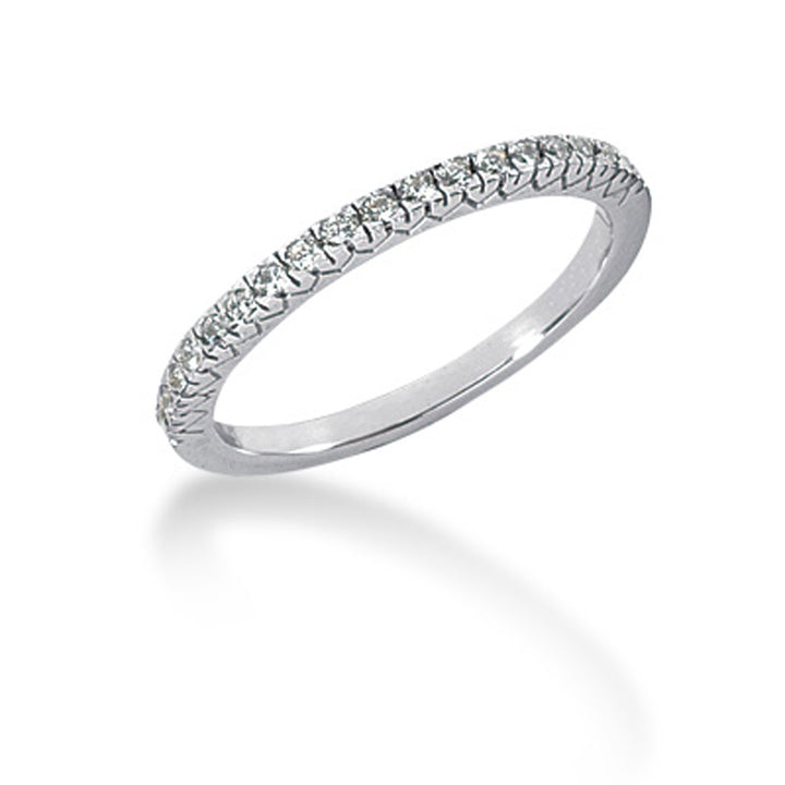 Anillo de bodas de oro blanco de 14 k con grabado de cola de pez y pavé de diamantes en V