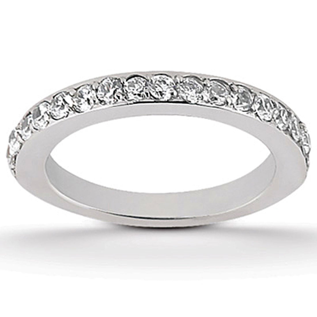 Anillo de bodas de oro blanco de 14 k con pavé de diamantes engastados de 1/2 pulgada de circunferencia