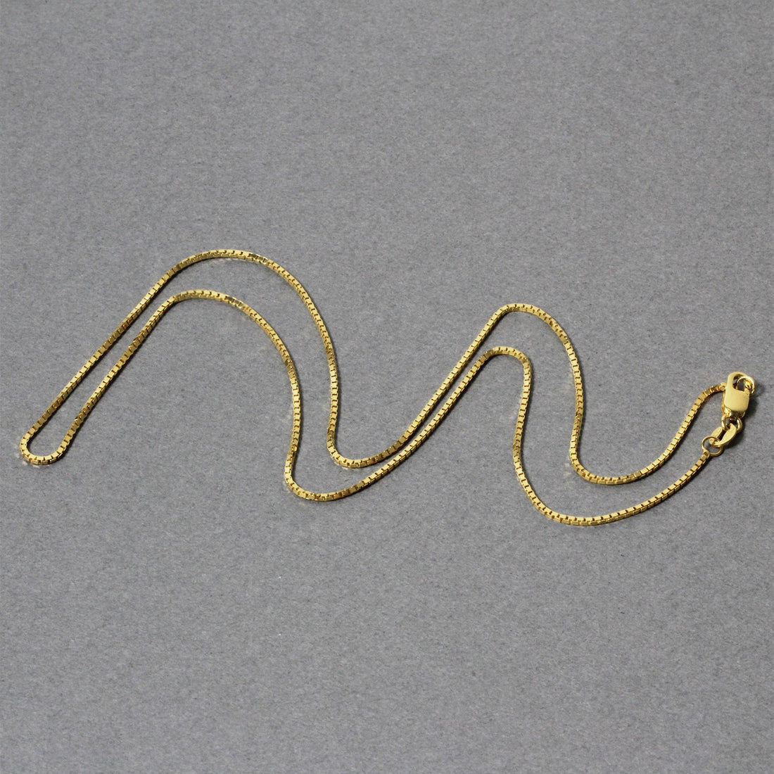 Cadena clásica de oro amarillo de 10 k (0,94 mm)