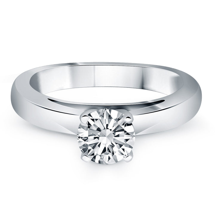 Anillo de compromiso clásico de solitario estilo catedral de banda ancha en oro blanco de 14 k