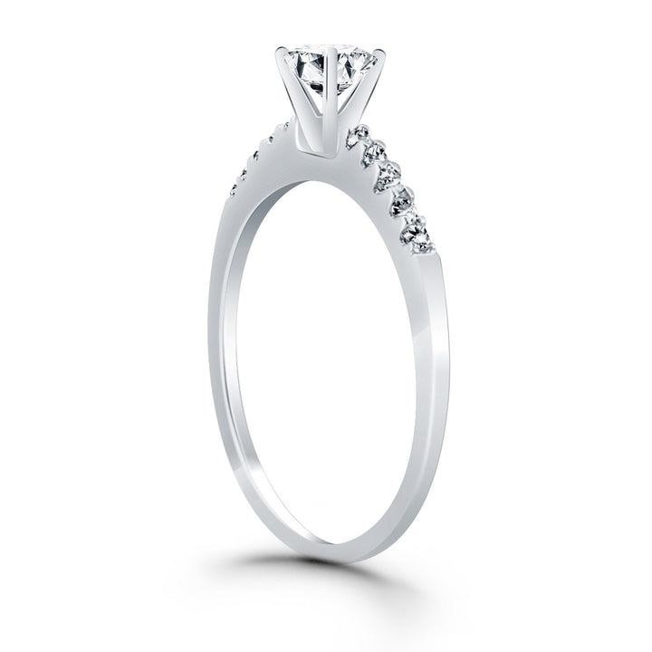 Anillo de compromiso de oro blanco de 14 k con diseño de banda de diamantes