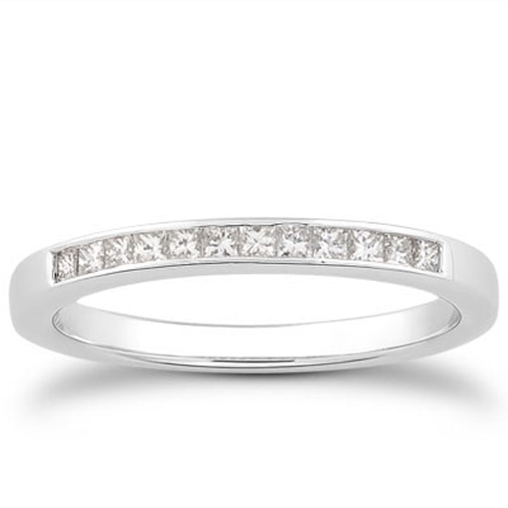 Anillo de bodas de oro blanco de 14 k con diamantes princesa engastados en canal