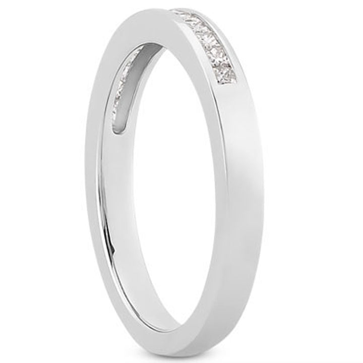 Anillo de bodas de oro blanco de 14 k con diamantes princesa engastados en canal