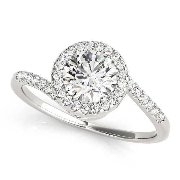 Anillo de compromiso de oro blanco de 14 k con halo y diamantes redondos de 5/8 quilates