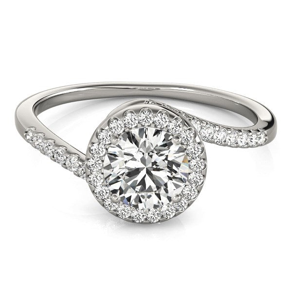 Anillo de compromiso de oro blanco de 14 k con halo y diamantes redondos de 5/8 quilates