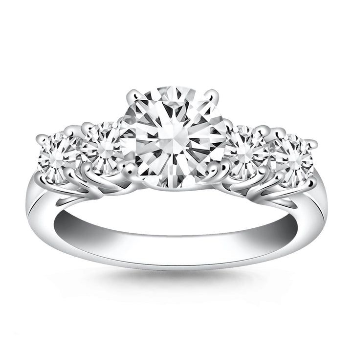 Anillo de compromiso enrejado de cinco diamantes en oro blanco de 14 k