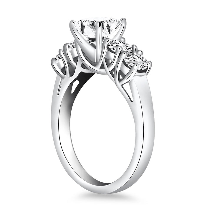 Anillo de compromiso enrejado de cinco diamantes en oro blanco de 14 k