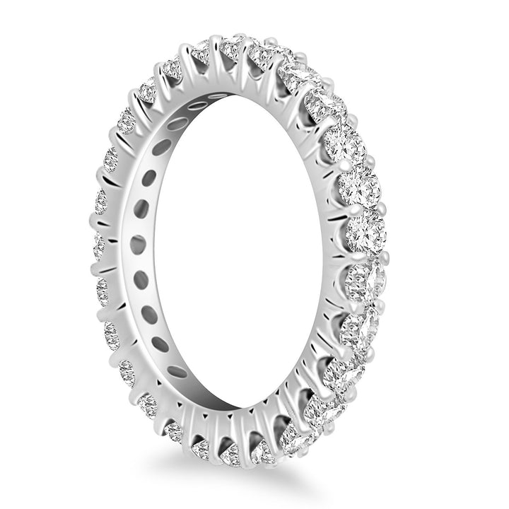 Anillo de eternidad de oro blanco de 14 k con diamantes redondos de garra común