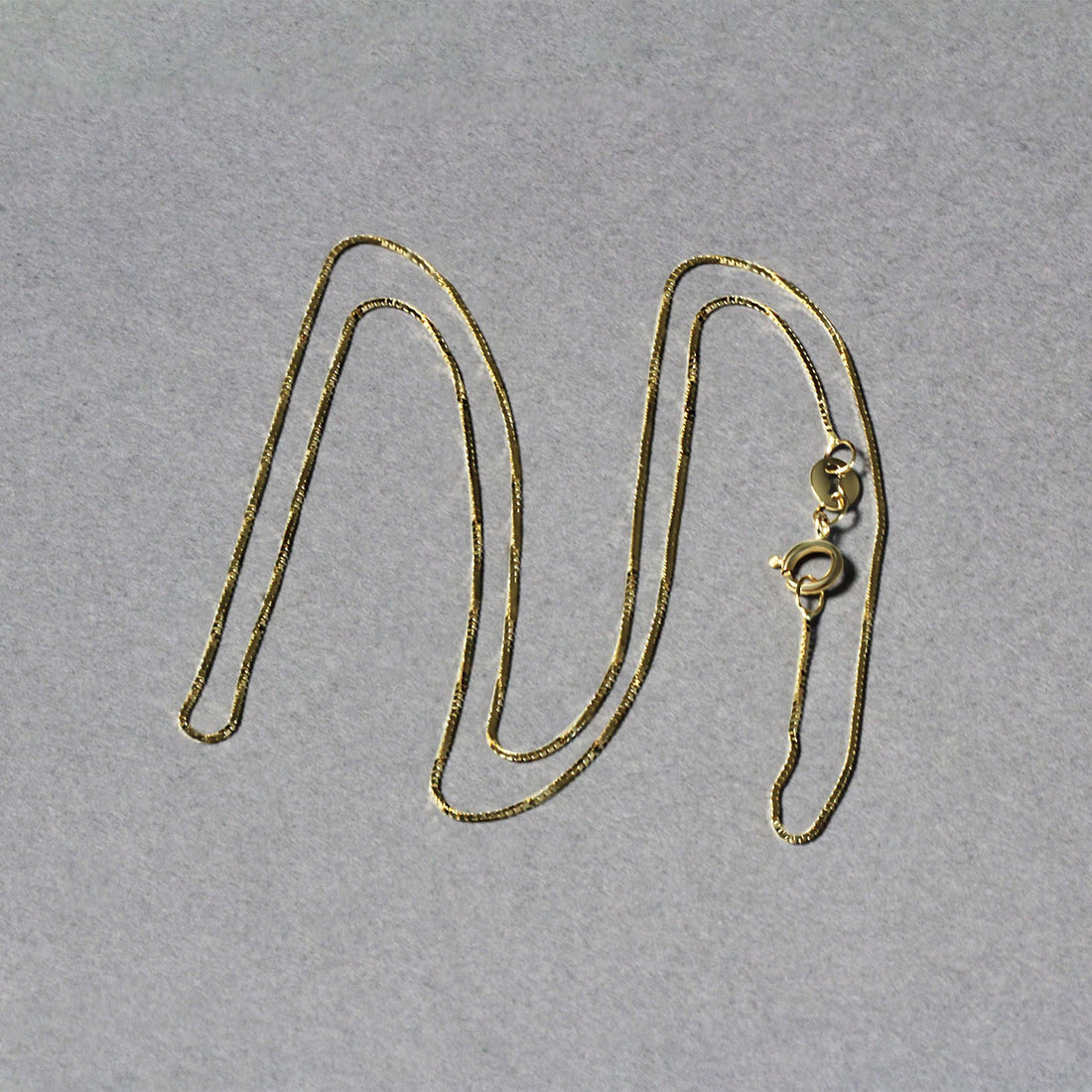 Cadena clásica de oro amarillo de 10 k (0,60 mm)