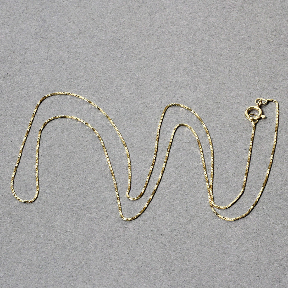 Cadena clásica de oro amarillo de 10 k (0,45 mm)