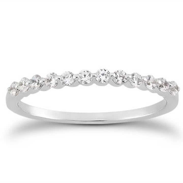 Anillo de bodas de oro blanco de 14 k con diamantes flotantes y una sola punta compartida