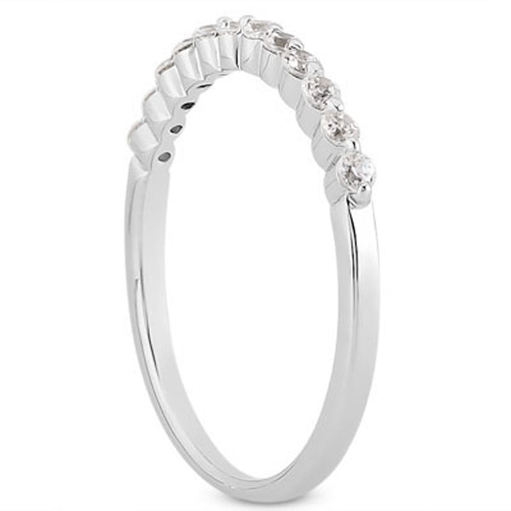 Anillo de bodas de oro blanco de 14 k con diamantes flotantes y una sola punta compartida