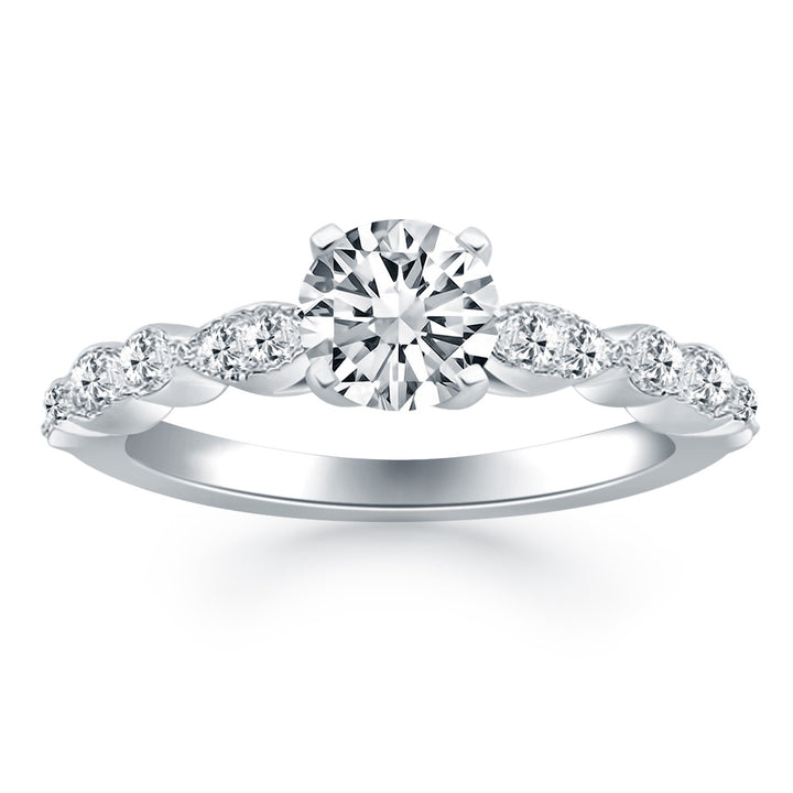 Anillo de compromiso de oro blanco de 14 k con diamantes de talla elegante