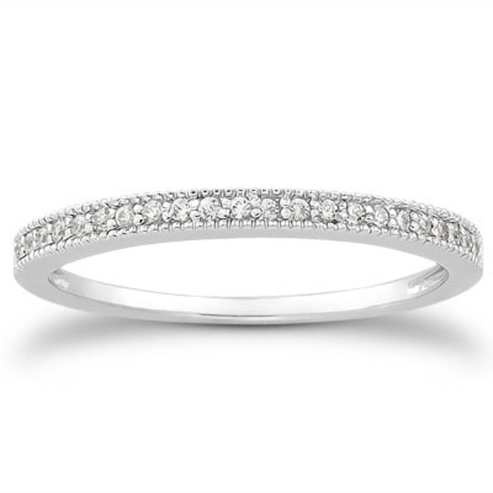 Anillo de bodas de oro blanco de 14 k con micropavé de diamantes y milgrain
