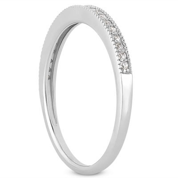 Anillo de bodas de oro blanco de 14 k con micropavé de diamantes y milgrain