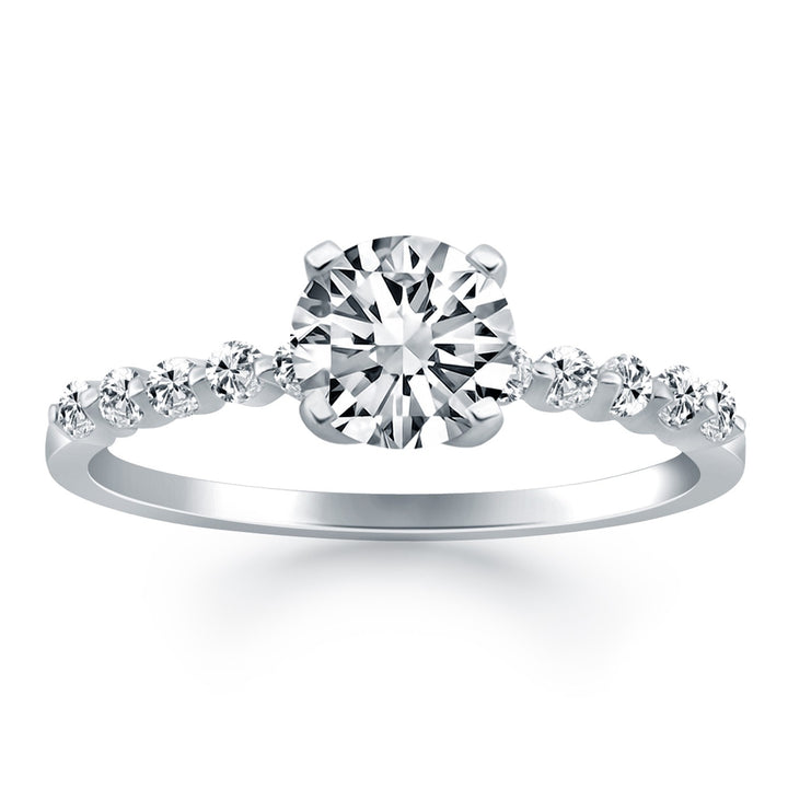 Anillo de compromiso de oro blanco de 14 k con diamantes y detalles de diamantes en garras compartidas
