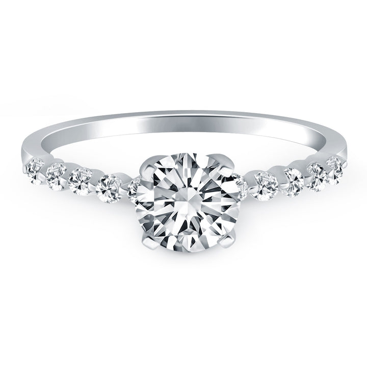 Anillo de compromiso de oro blanco de 14 k con diamantes y detalles de diamantes en garras compartidas