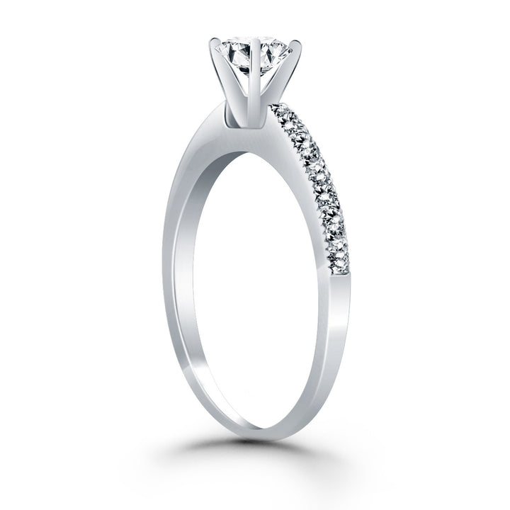 Anillo de compromiso solitario clásico de oro blanco de 14 k con pavé de diamantes