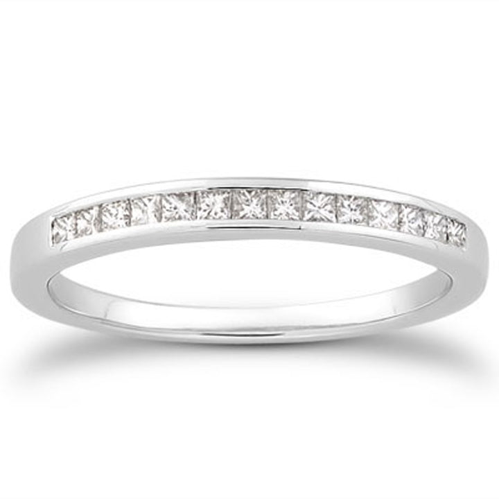 Anillo de bodas de oro blanco de 14 k con diamantes princesa engastados en canal