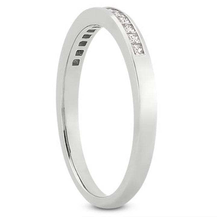 Anillo de bodas de oro blanco de 14 k con diamantes princesa engastados en canal