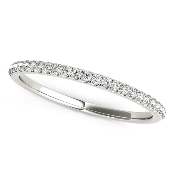 Alianza de bodas de oro blanco de 14 k con diamantes engastados en pavé (1/8 ct)