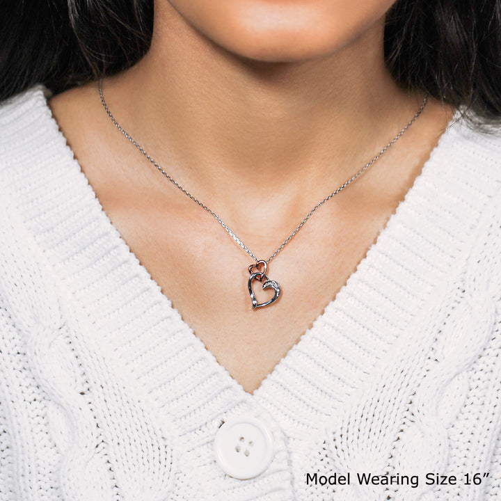 Colgante de plata de ley con dos corazones en cascada y detalles de diamantes (0,02 ct)