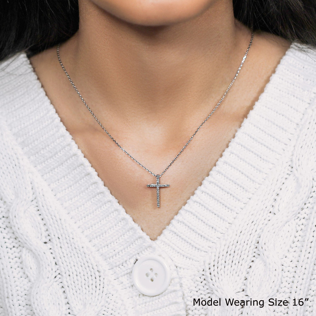 Colgante de cruz estrecha con diamantes en plata de ley