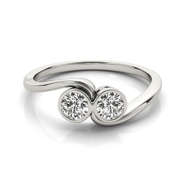 Anillo de oro blanco de 14 k con bisel curvo y dos diamantes (1/2 ct)