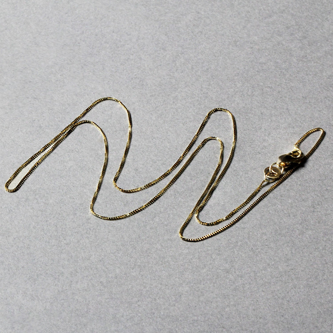 Cadena clásica de oro amarillo de 10 k (0,45 mm)