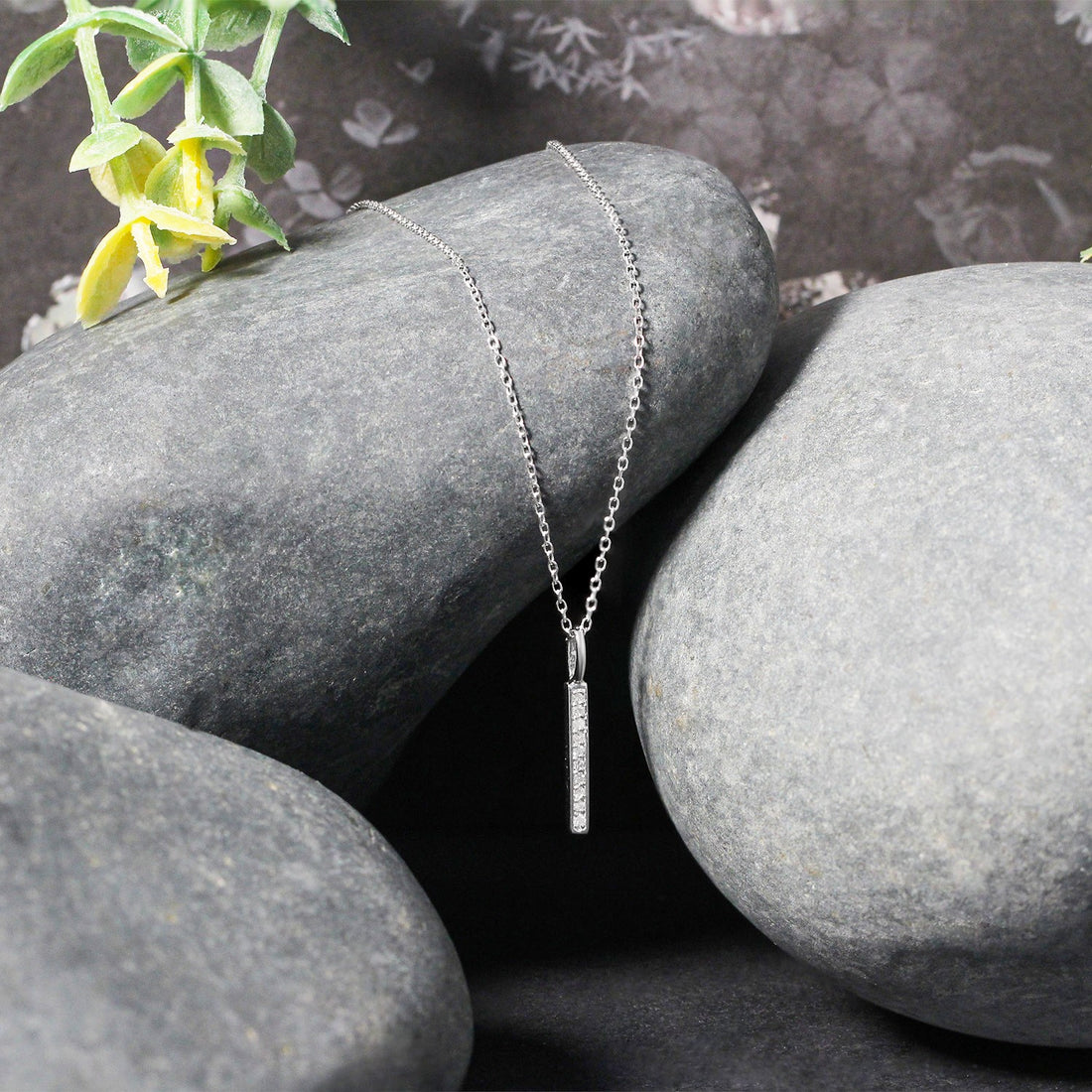 Colgante de barra de oro blanco de 14 k con diamantes