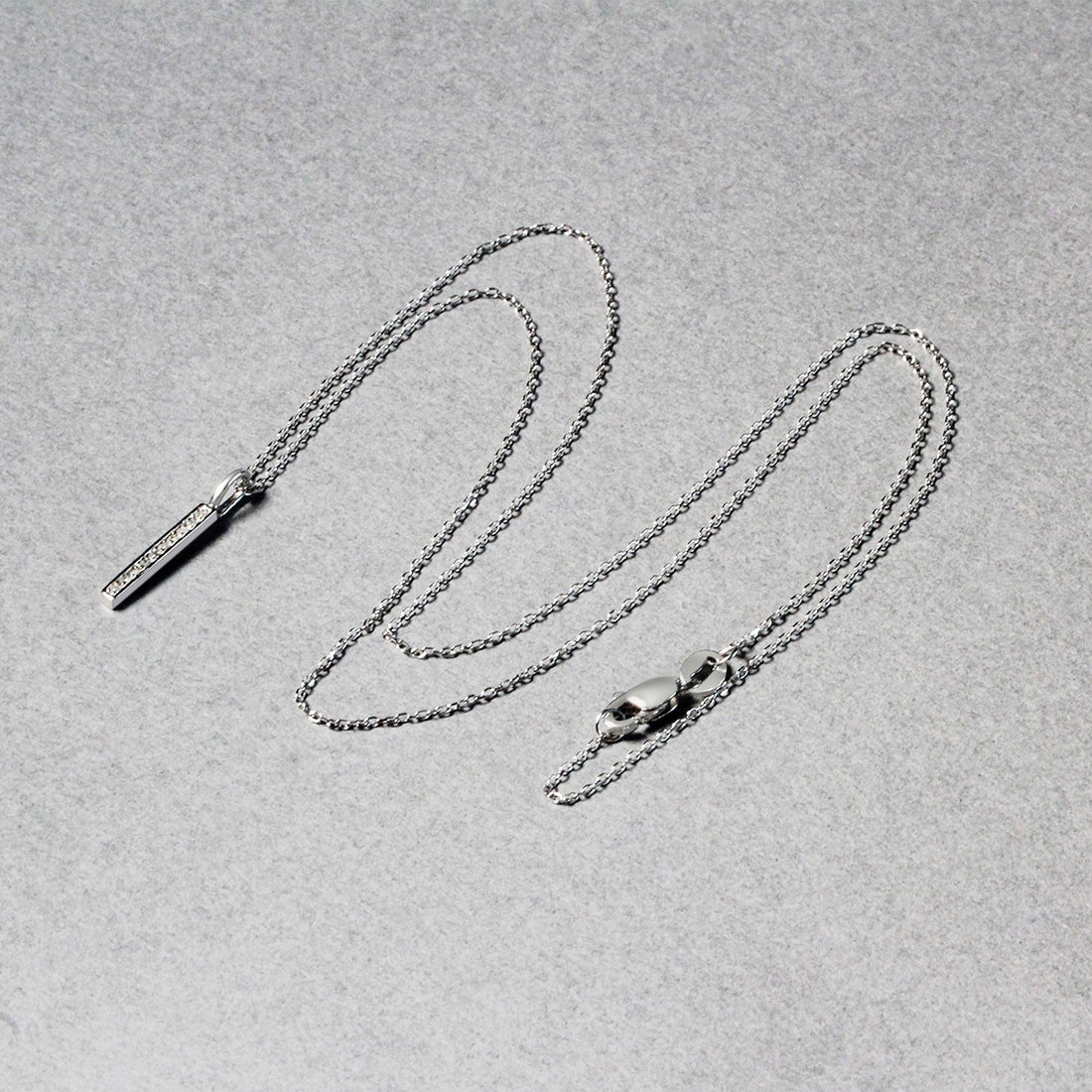 Colgante de barra de oro blanco de 14 k con diamantes