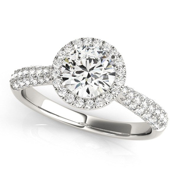 Anillo de compromiso de oro blanco de 14 k con halo de diamantes y banda pavé (1 1/3 ct)