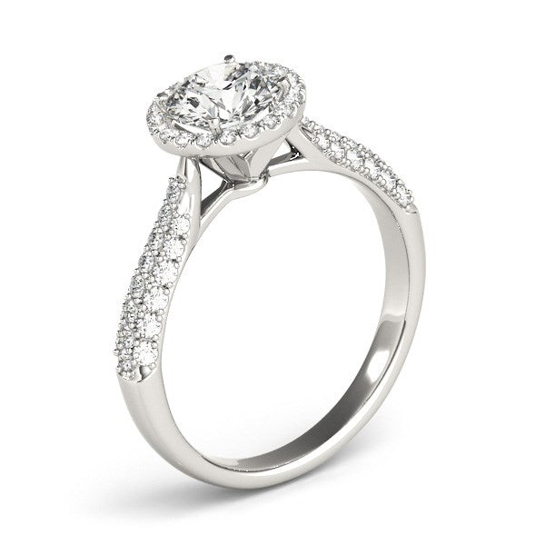 Anillo de compromiso de oro blanco de 14 k con halo de diamantes y banda pavé (1 1/3 ct)