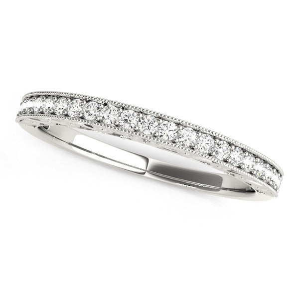 Alianza de oro blanco de 14 k con diamantes redondos y borde milgrain (1/6 ct)