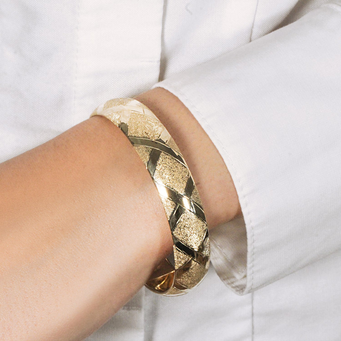 Brazalete con patrón de diamantes de doble textura en oro amarillo de 10 k (12,00 mm)